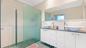 Dusche, Whirlpool, Haartrockner, Handtücher