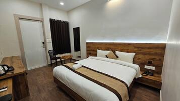Classic Double Room | Desk