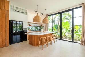 Kühlschrank, Mikrowelle, Herdplatte, Wasserkocher mit Kaffee-/Teezubehör