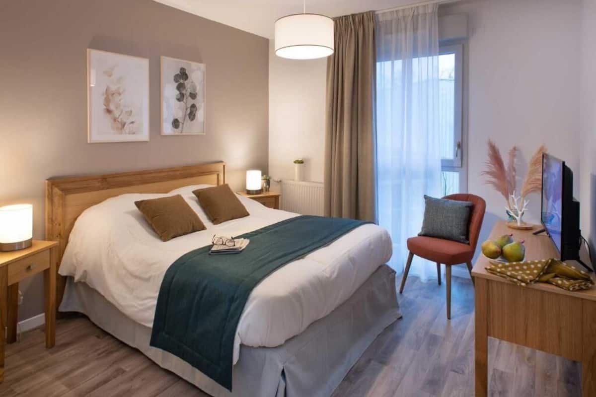 Cuna de viaje, wifi gratis y ropa de cama 