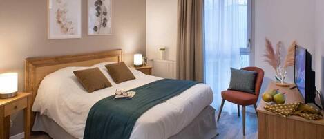 Travel crib, free WiFi, bed sheets
