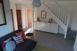 House | 3 bedrooms - Lovable Lancing With Garden Parking (Lancing)