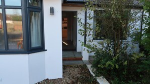 3 bedrooms - Lovable Lancing With Garden Parking (Lancing)
