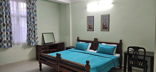 APT 4 Spacious 3-bedroom apartment with WiFi, AC in delightful Hyderabad