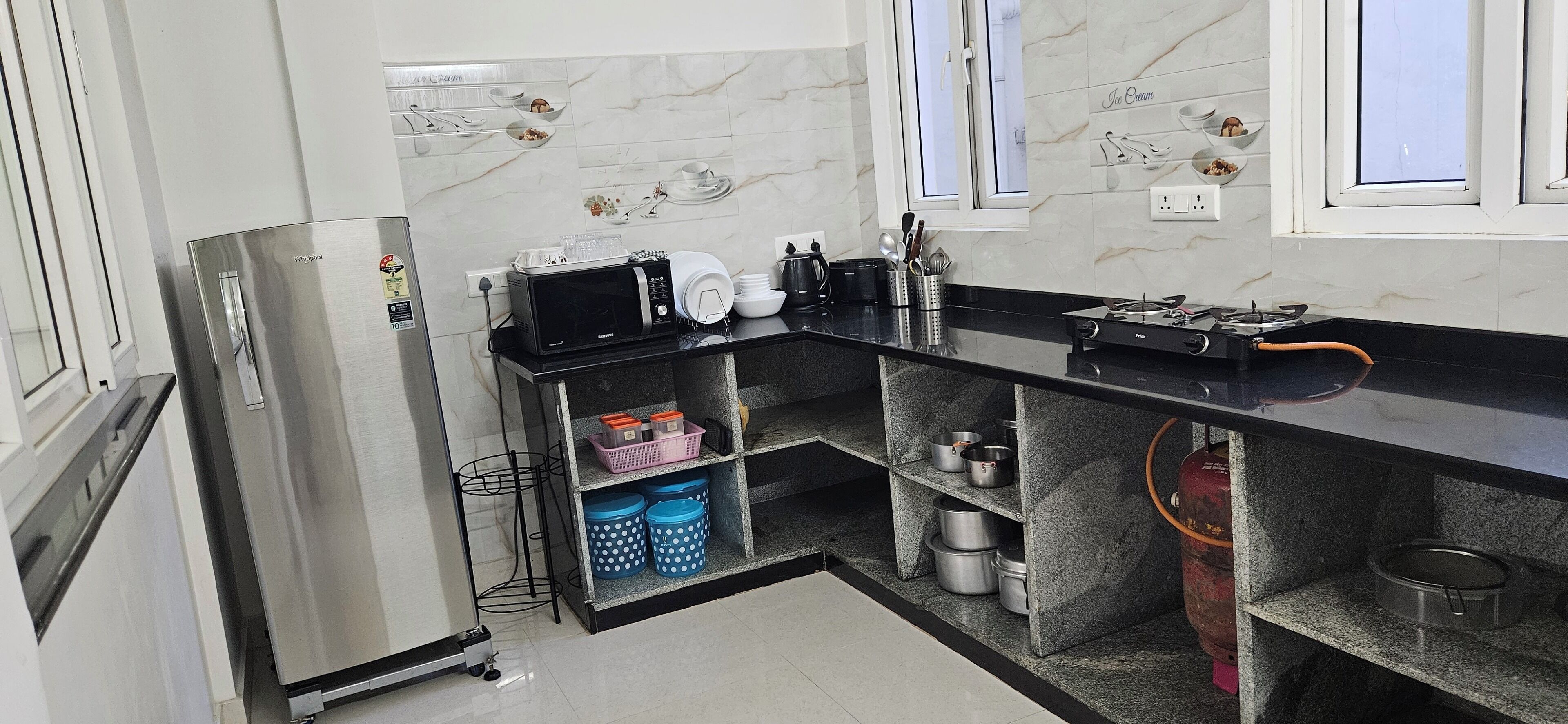 Batterie de cuisine, vaisselle et ustensiles, serviettes en papier