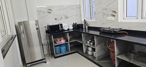 Cookware/dishes/utensils, paper towels