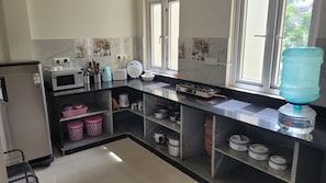 Cookware/dishes/utensils, paper towels - APT 4 Spacious 3-bedroom apartment with WiFi, AC in delightful Hyderabad (Hyderabad)