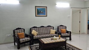 Una sala de estar con un conjunto de sofá, una mesita de centro y un cuadro en la pared.