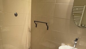 Um banheiro com vaso sanitário, bidê e pia.