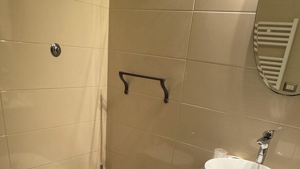 Ein Badezimmer mit Toilette, Bidet und Waschbecken.
