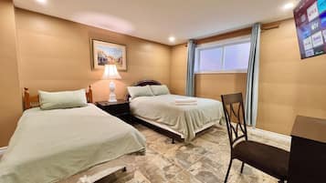 Habitació Deluxe, 1 llit de matrimoni, bany privat | 1 dormitori, escriptori i espai de treball apte per a portàtils