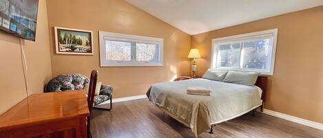 Deluxe Room, 1 Queen Bed, Private Bathroom
