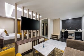 Junior Suite | Private kitchenette | Mini-fridge, microwave - Garden Millennium Hotel Suites - Alsewes (Jizan)