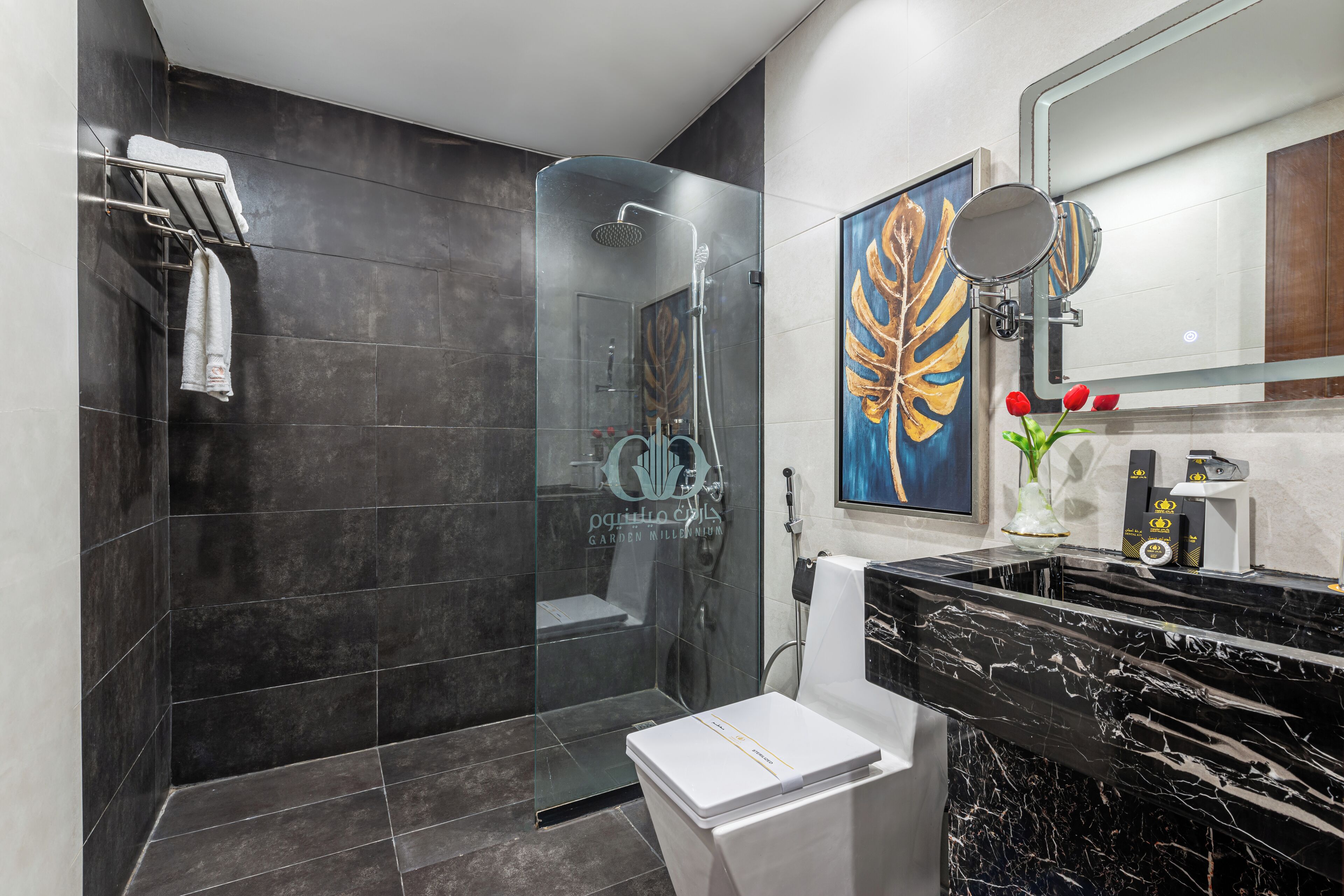 淋浴设施、吹风机、浴袍、拖鞋