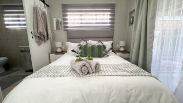 1 quarto, ferros/tábuas de passar roupa, roupa de cama