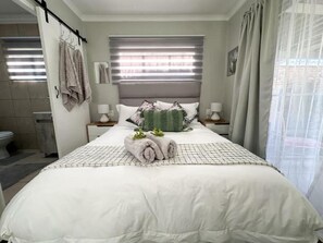 1 quarto, ferros/tábuas de passar roupa, roupa de cama
