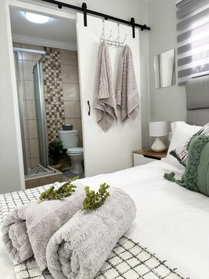 1 غرفة نوم ومكواة/لوح كي وملاءات أسرّة