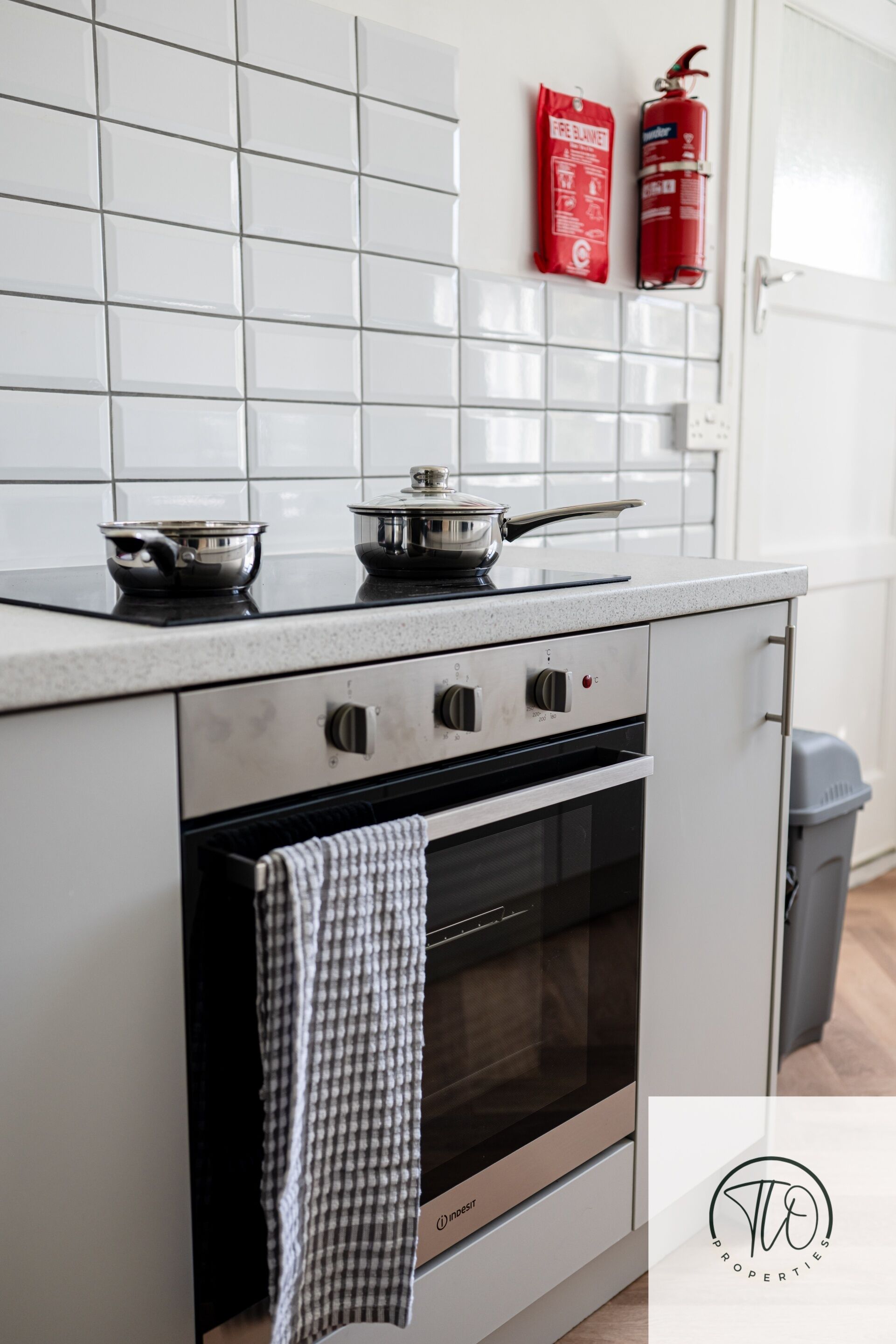 冷蔵庫、電子レンジ、オーブン、コンロ