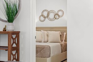 5 Schlafzimmer, Schreibtisch, Bügeleisen/Bügelbrett, Reisekinderbett