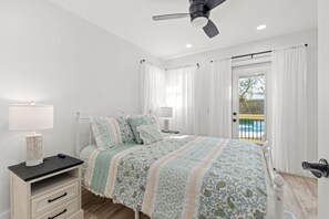 5 habitaciones, escritorio y tabla de planchar con plancha 