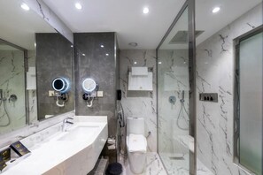 Asciugacapelli, asciugamani, sapone, shampoo