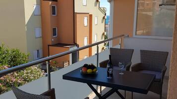 Apartment (One-Bedroom Deluxe City View Apartmen) | Balcony