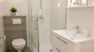 Monolocale (Studio With Balcony) | Bagno | Doccia, asciugamani