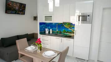 Monolocale (Studio With Balcony) | Cucina privata | Frigorifero, bollitore elettrico, tostapane, pentole/stoviglie/utensili