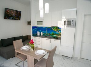 Studio (Studio With Balcony) | Eget kjøkken | Kjøleskap, vannkoker, brødrister og kjøkkenutstyr