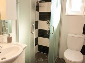 Apartment (One-Bedroom Apartment) | Bilik Mandi | Pancuran mandi, tuala disediakan 