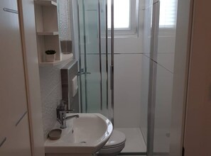 Apartment (Two-Bedroom Apartment With Sea View) | Bathroom | Shower, towels - Apartments Sun Dance With Heated Pool (Novalja)