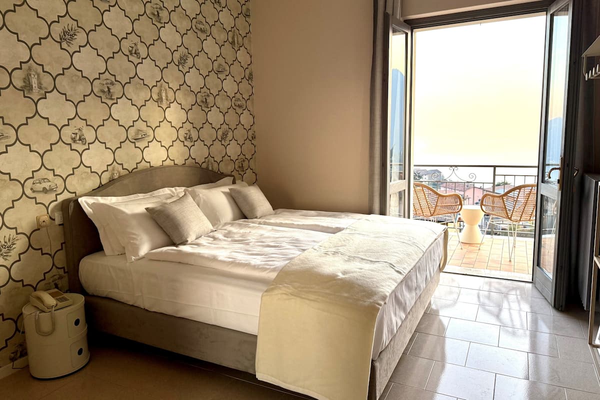 Standaard tweepersoonskamer, balkon, uitzicht op meer | Een minibar, een kluis op de kamer, verduisterende gordijnen