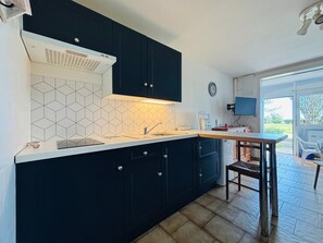 Kjøleskap, mikrobølgeovn, kokeplater og kaffetrakter/tekoker