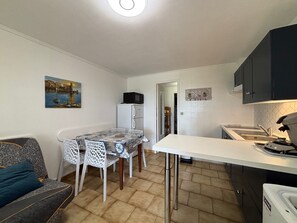 Fridge, microwave, stovetop, coffee/tea maker
