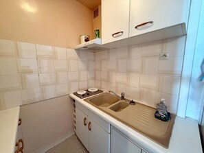 Kjøleskap, mikrobølgeovn, ovn og kokeplater