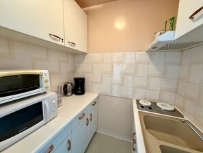 Fridge, microwave, oven, stovetop - APPARTEMENT AVEC TERRASSE PROCHE PLAGE (Saint-Hilaire-de-Riez)