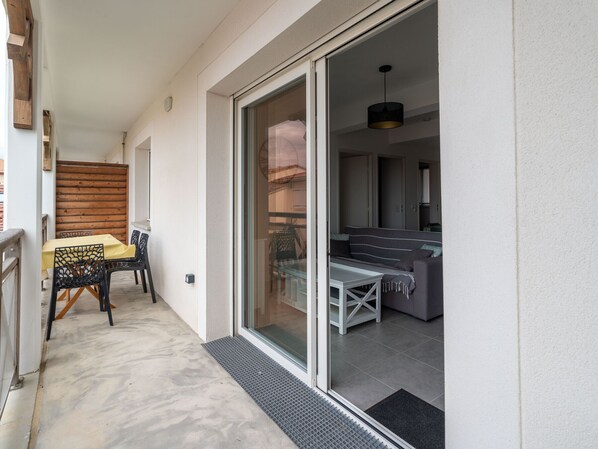 Outdoor dining - Modern apartment 50m from ocean, sleeps 4, with parking at Mimizan Plage (Mimizan-Mimizan Plage)