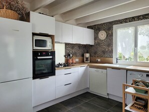 Fridge, microwave, oven, stovetop - Spacious 5-room House in La Palmyre, close to sea, ideal for 8 people, Patio and BBQ (La Palmyre)