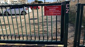 Un área de estacionamiento con acceso restringido e indicación de entrada protegida.