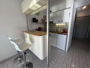 Een koelkast, een magnetron, een kookplaat