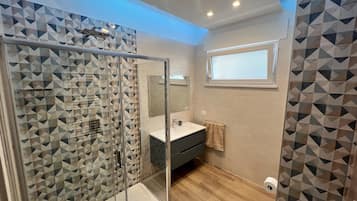 Doccia, asciugacapelli, bidet, asciugamani