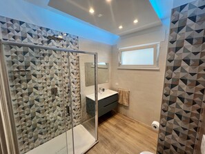 Shower, hair dryer, bidet, towels