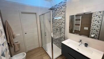 Dusche, Haartrockner, Bidet, Handtücher