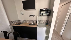 A compact kitchen with a sink, a microwave, and a small refrigerator. - Studio for 4 people in Port Camargue (Port Camargue)