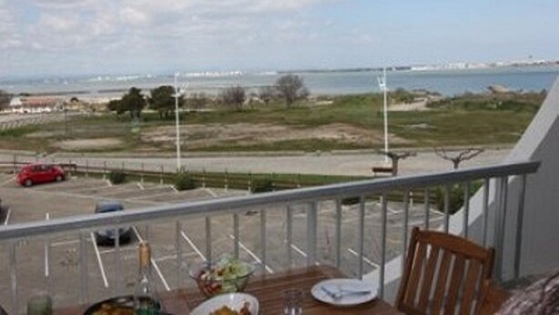 Outdoor dining - Air-conditioned 2-room cabin apartment, sleeps 6, Port Camargue (Port Camargue)