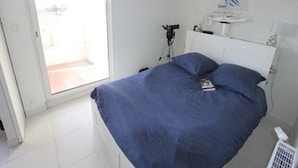 Room - Air-conditioned 2-room cabin apartment, sleeps 6, Port Camargue (Port Camargue)