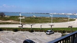 Property grounds - Air-conditioned 2-room cabin apartment, sleeps 6, Port Camargue (Port Camargue)