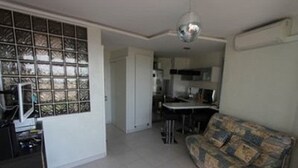 Living area - Air-conditioned 2-room cabin apartment, sleeps 6, Port Camargue (Port Camargue)