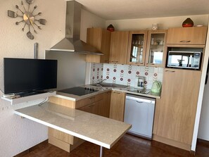 Fridge, microwave, oven, coffee/tea maker - Spacious 3-room apartment with air conditioning, parking, sea view (Port Camargue)
