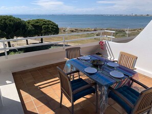 Outdoor dining - Spacious 3-room apartment with air conditioning, parking, sea view (Port Camargue)
